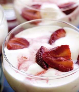 Strawberry Sundae With Meringues